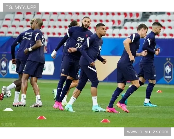 本泽马领衔锋线,再掀法国足坛进攻狂潮 本泽马领衔锋线,再掀法国足坛进攻狂潮